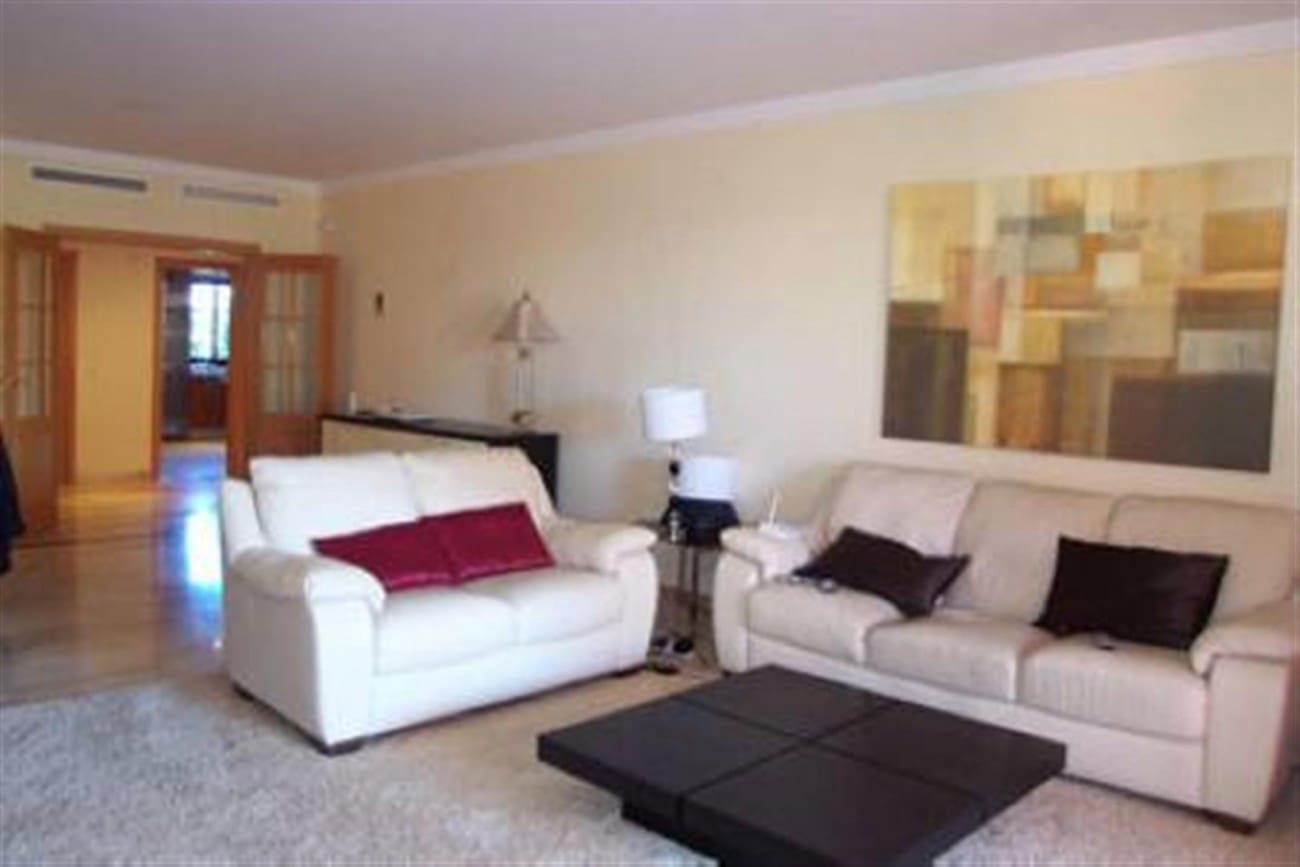 4 bedroom Apartment for sale in Estepona with pool - € 560,000 (Ref: 7555941)