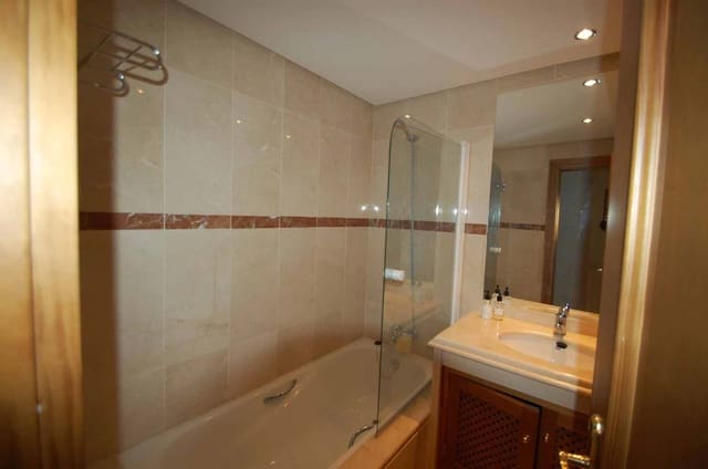 3 makuuhuone Huoneisto myytävänä paikassa Estepona mukana uima-altaan - 455 000 € (Ref: 7558501)