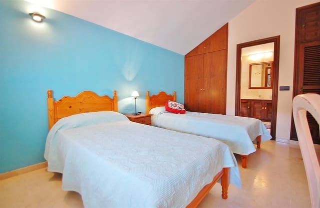 Chalet de 5 habitaciones en Marbella en venta con piscina - 1.930.000 € (Ref: 7558506)