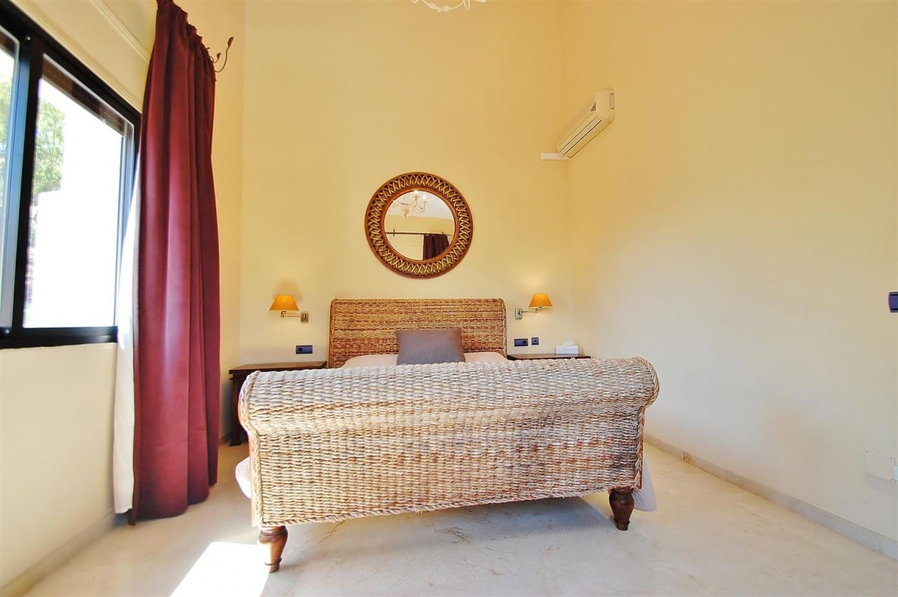 Chalet de 5 habitaciones en Marbella en venta con piscina - 1.930.000 € (Ref: 7558506)