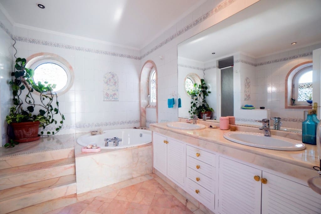 4 quarto Moradia para venda em Marbella com piscina - 950 000 € (Ref: 7699360)