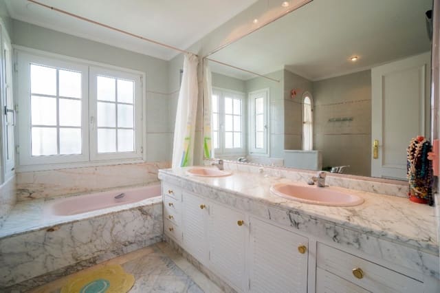 4 quarto Moradia para venda em Marbella com piscina - 950 000 € (Ref: 7699360)