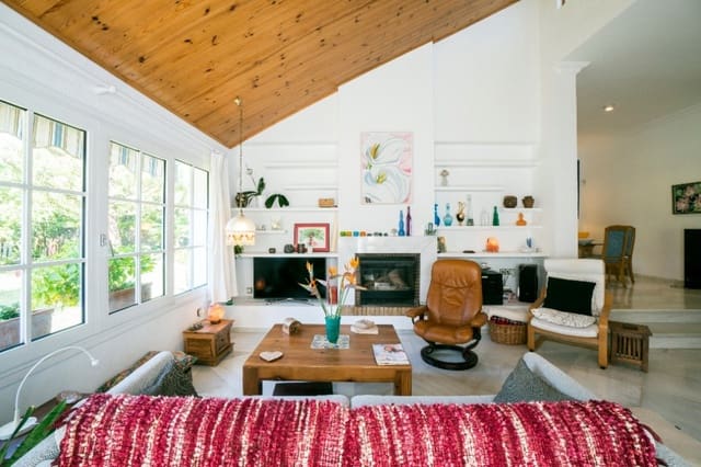 4 quarto Moradia para venda em Marbella com piscina - 950 000 € (Ref: 7699360)