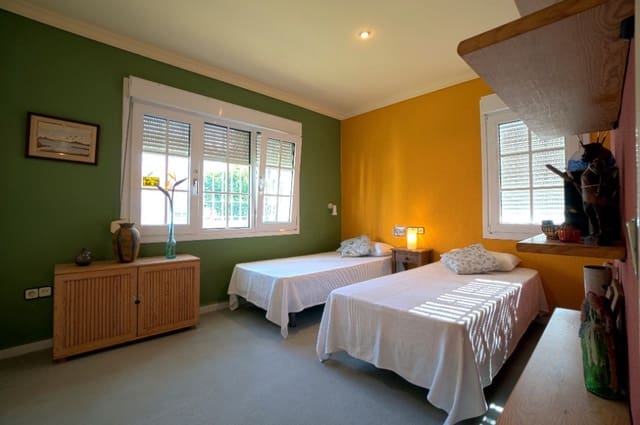 4 quarto Moradia para venda em Marbella com piscina - 950 000 € (Ref: 7699360)