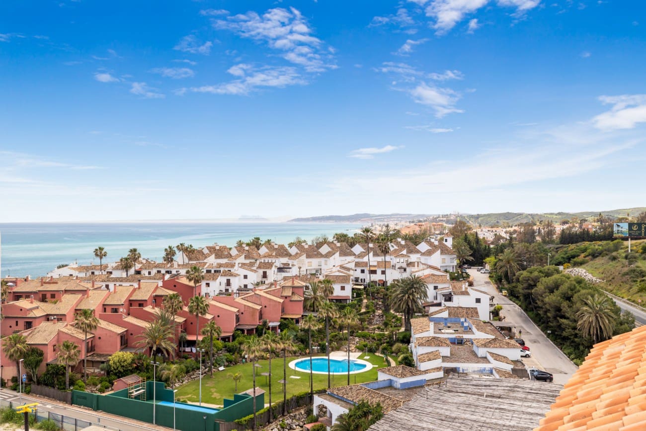 3 bedroom Apartment for sale in Estepona with pool - € 739,000 (Ref: 8083205)