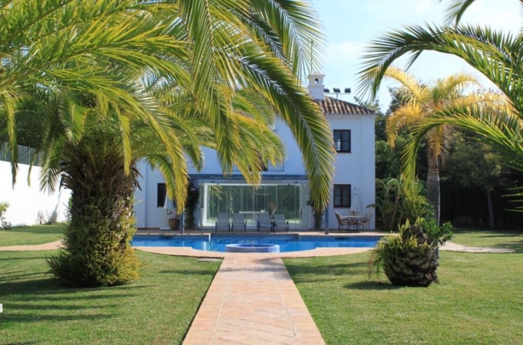 6 slaapkamer Villa te koop in Marbella - € 3.800.000 (Ref: 8083240)