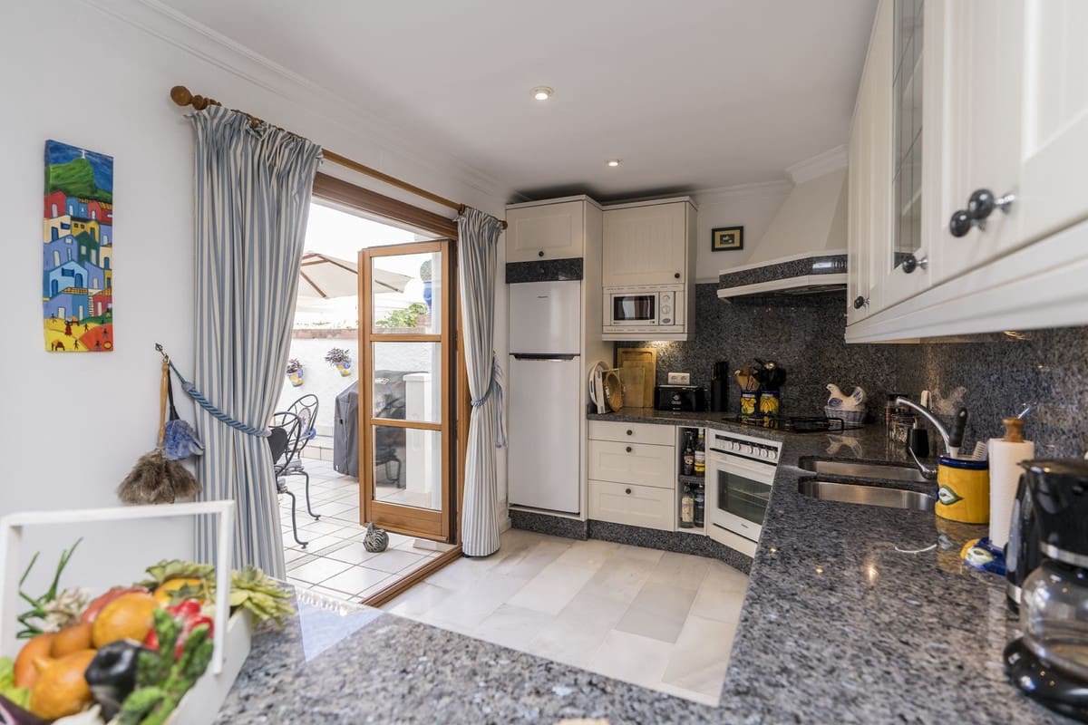 3 soveværelse Byhus til salg i New Golden Mile - € 575.000 (Ref: 8151524)