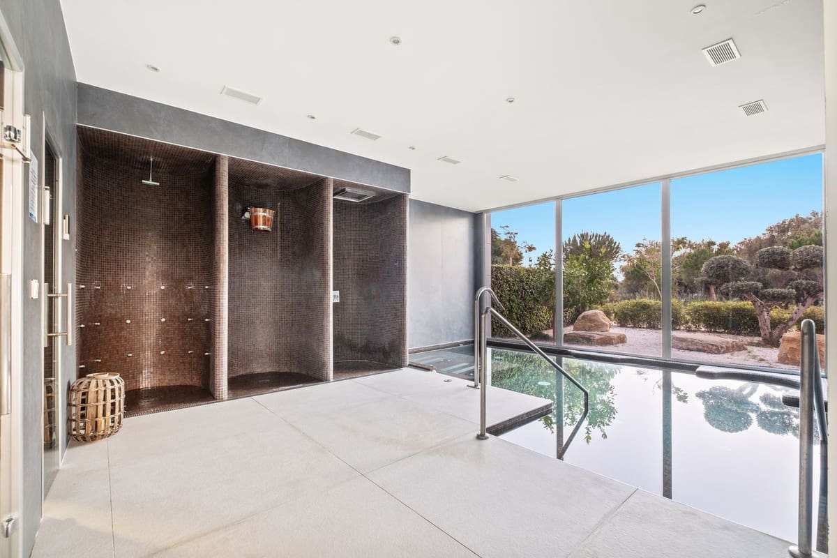 2 Zimmer Apartment zu verkaufen in Estepona mit Garage - 849.000 € (Ref: 8151555)