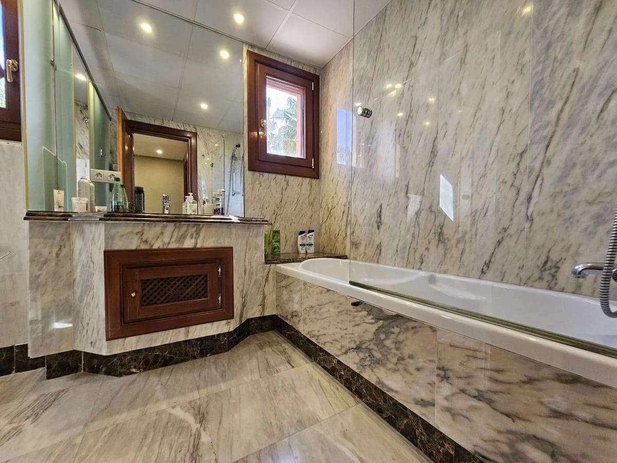 3 soveværelse Lejlighed til salg i Estepona - € 1.390.000 (Ref: 8151594)