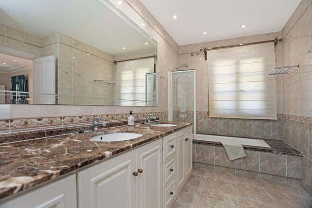 9 bedroom Villa for sale in Benahavís with garage - € 3,500,000 (Ref: 8210251)