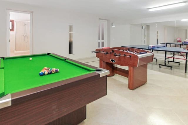 9 bedroom Villa for sale in Benahavís with garage - € 3,500,000 (Ref: 8210251)