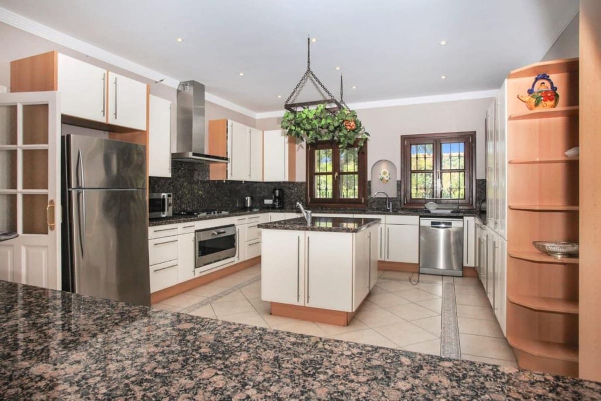 9 bedroom Villa for sale in Benahavis with garage - € 3,500,000 (Ref: 8210251)