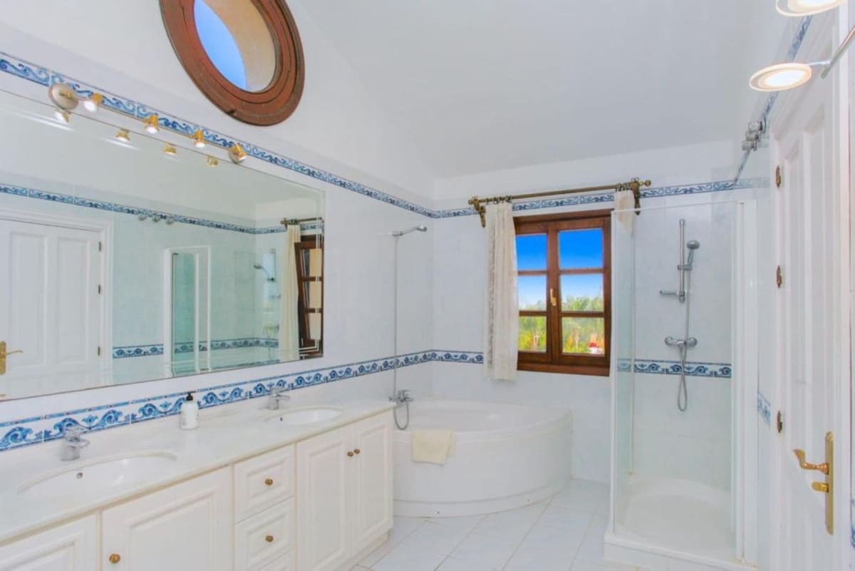 9 bedroom Villa for sale in Benahavis with garage - € 3,500,000 (Ref: 8210251)