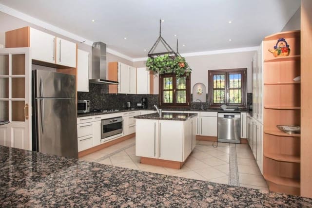 9 bedroom Villa for sale in Benahavís with garage - € 3,500,000 (Ref: 8210251)