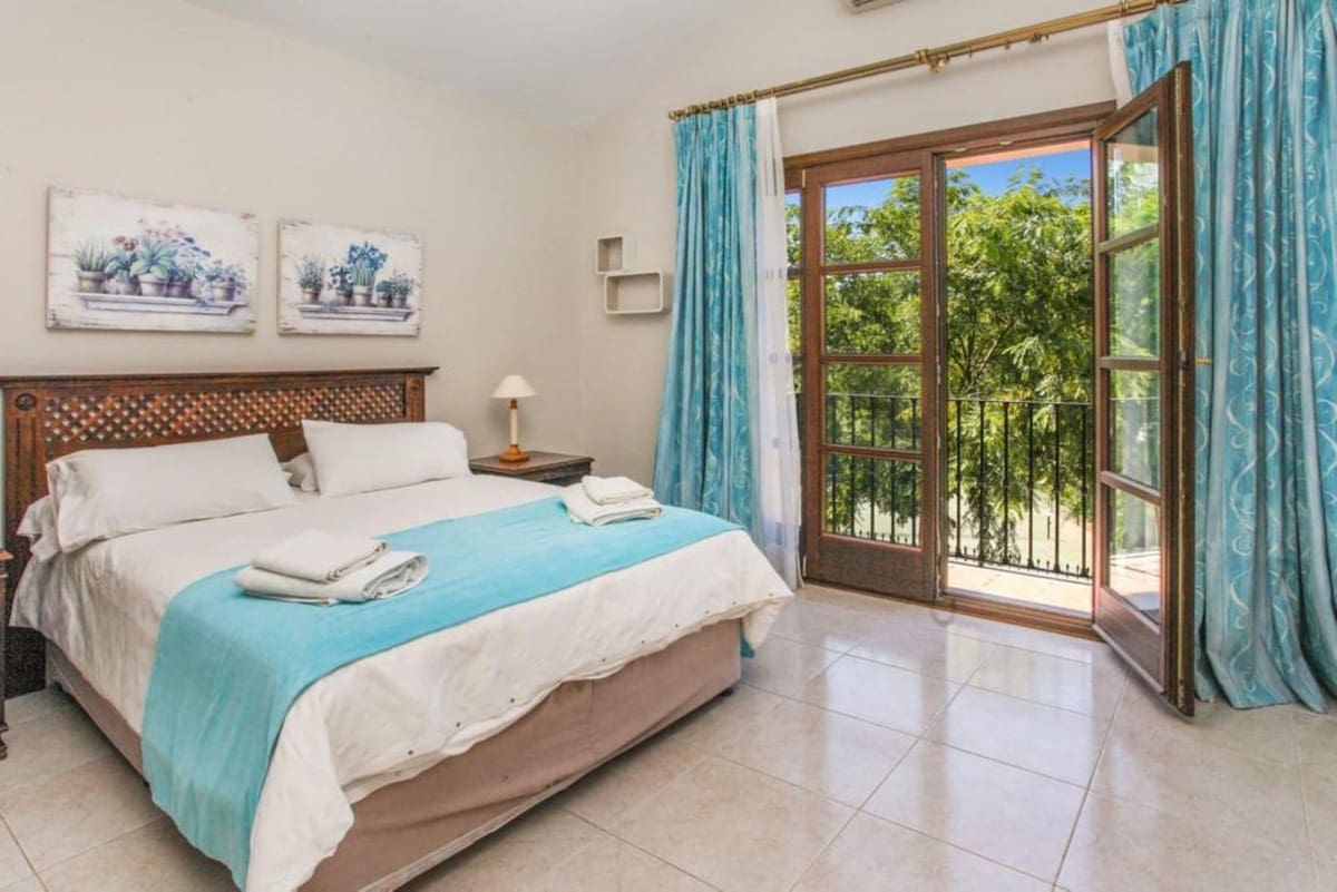 9 bedroom Villa for sale in Benahavis with garage - € 3,500,000 (Ref: 8210251)