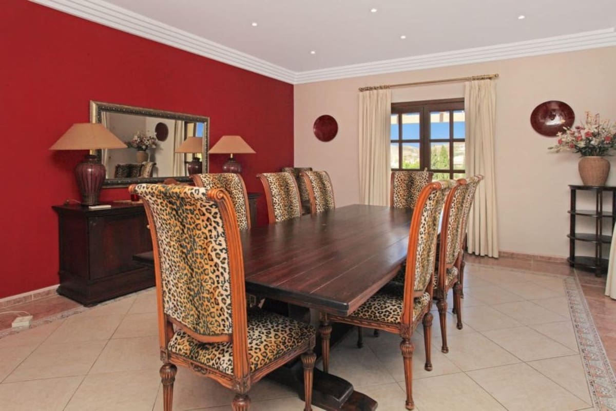 9 bedroom Villa for sale in Benahavis with garage - € 3,500,000 (Ref: 8210251)