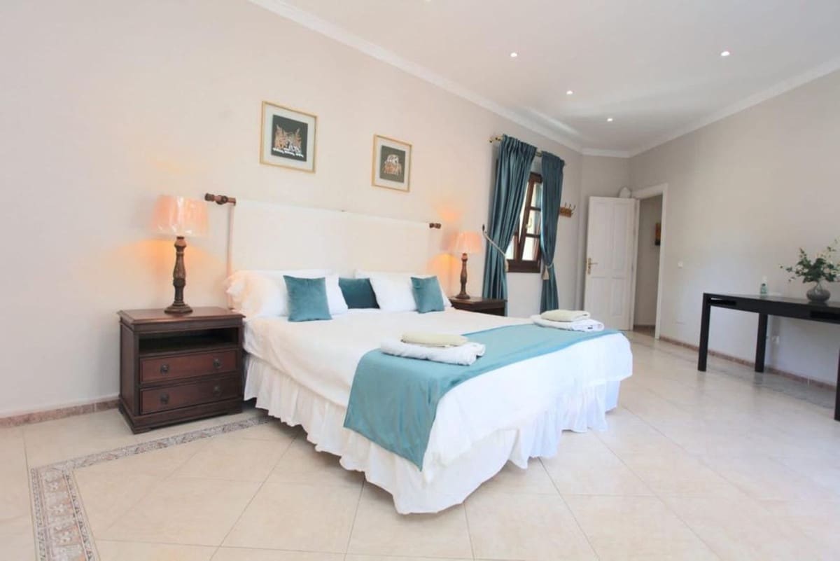 9 bedroom Villa for sale in Benahavis with garage - € 3,500,000 (Ref: 8210251)