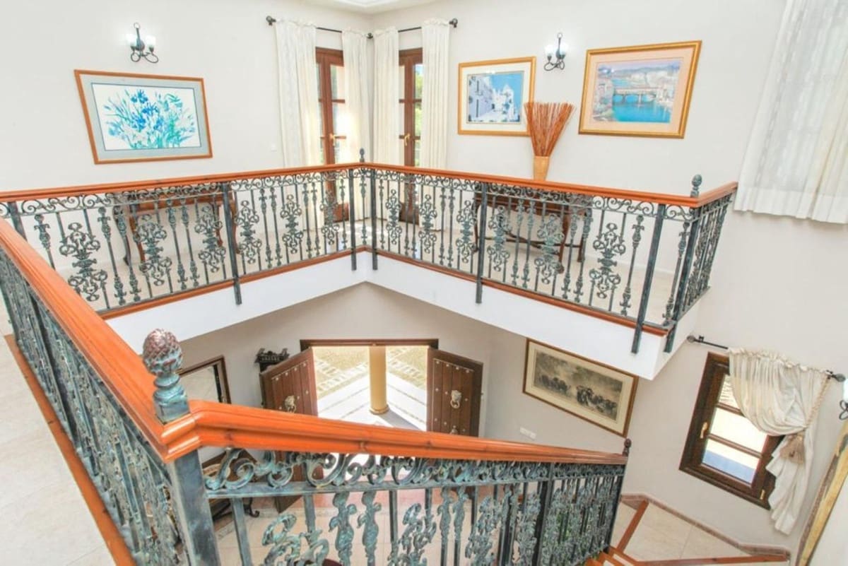 9 bedroom Villa for sale in Benahavis with garage - € 3,500,000 (Ref: 8210251)