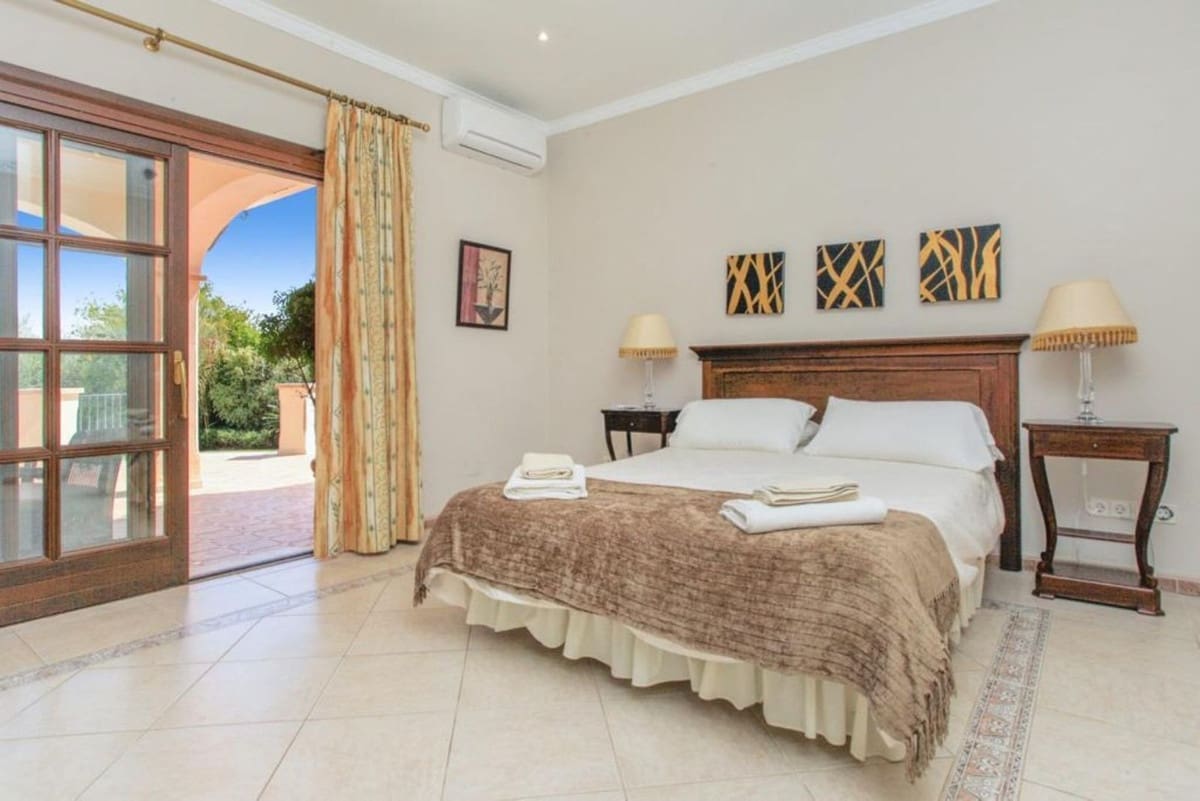 9 bedroom Villa for sale in Benahavis with garage - € 3,500,000 (Ref: 8210251)