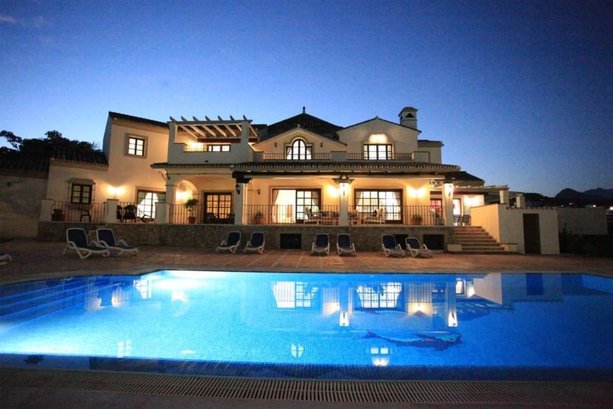 9 bedroom Villa for sale in Benahavis with garage - € 3,500,000 (Ref: 8210251)