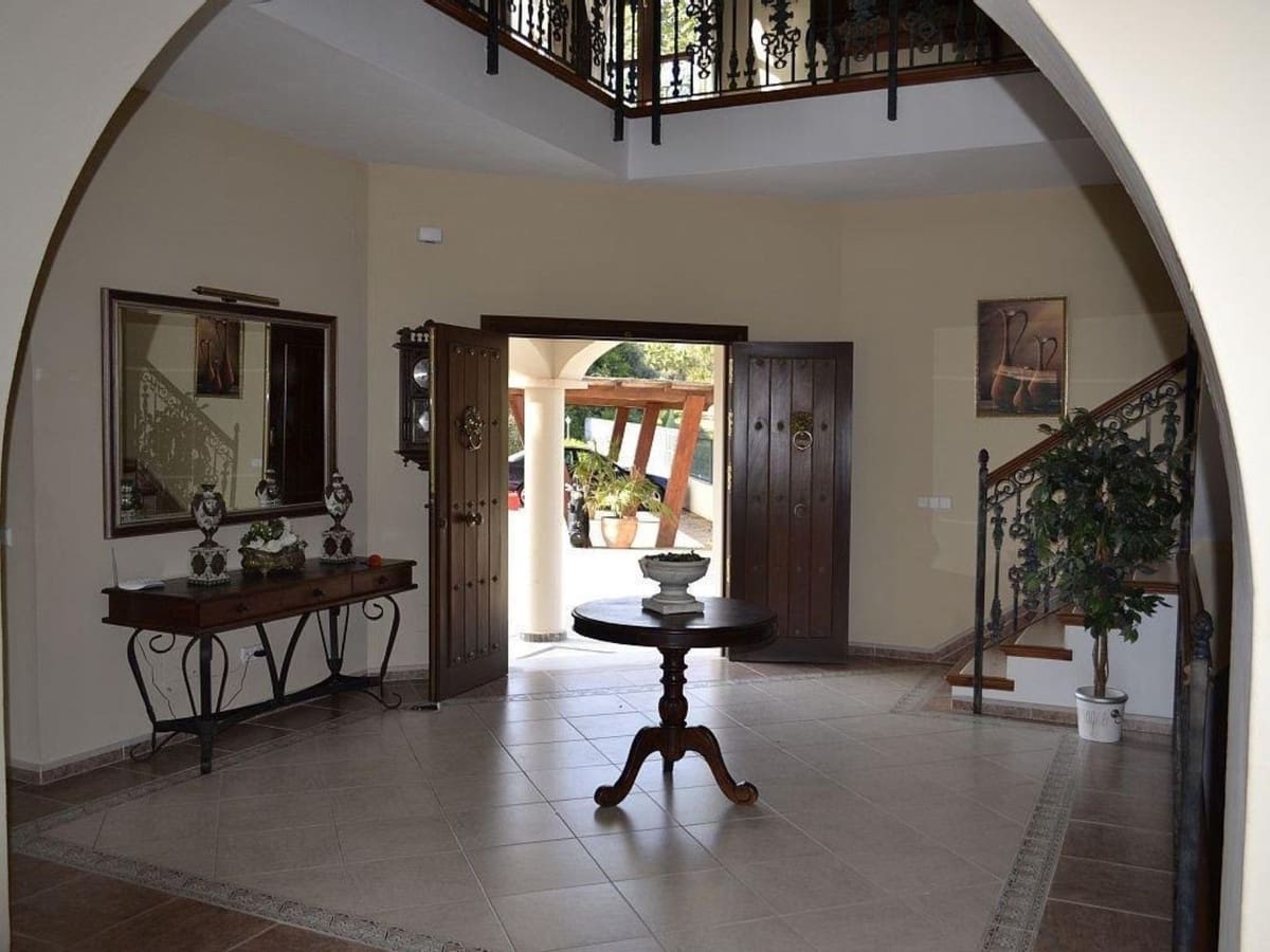 9 bedroom Villa for sale in Benahavis with garage - € 3,500,000 (Ref: 8210251)