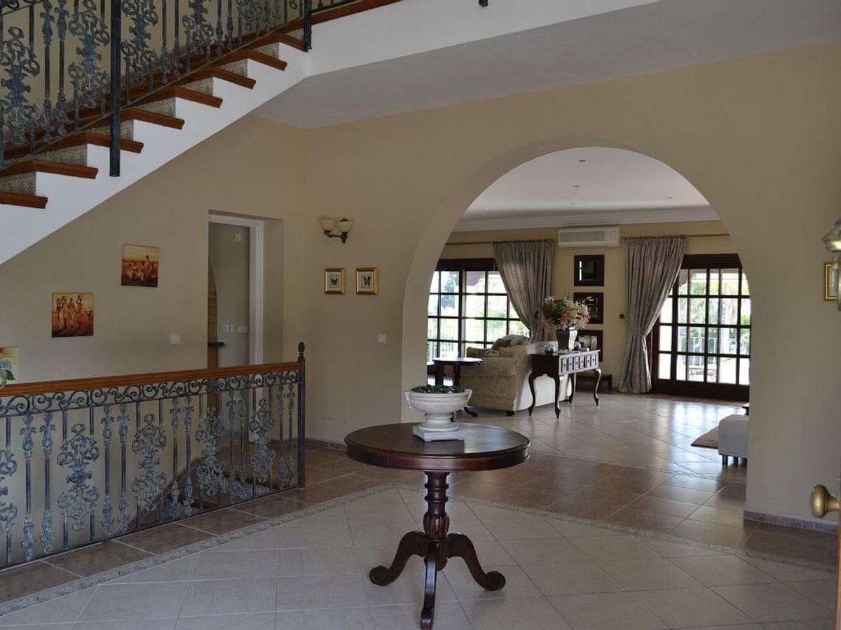 9 bedroom Villa for sale in Benahavis with garage - € 3,500,000 (Ref: 8210251)
