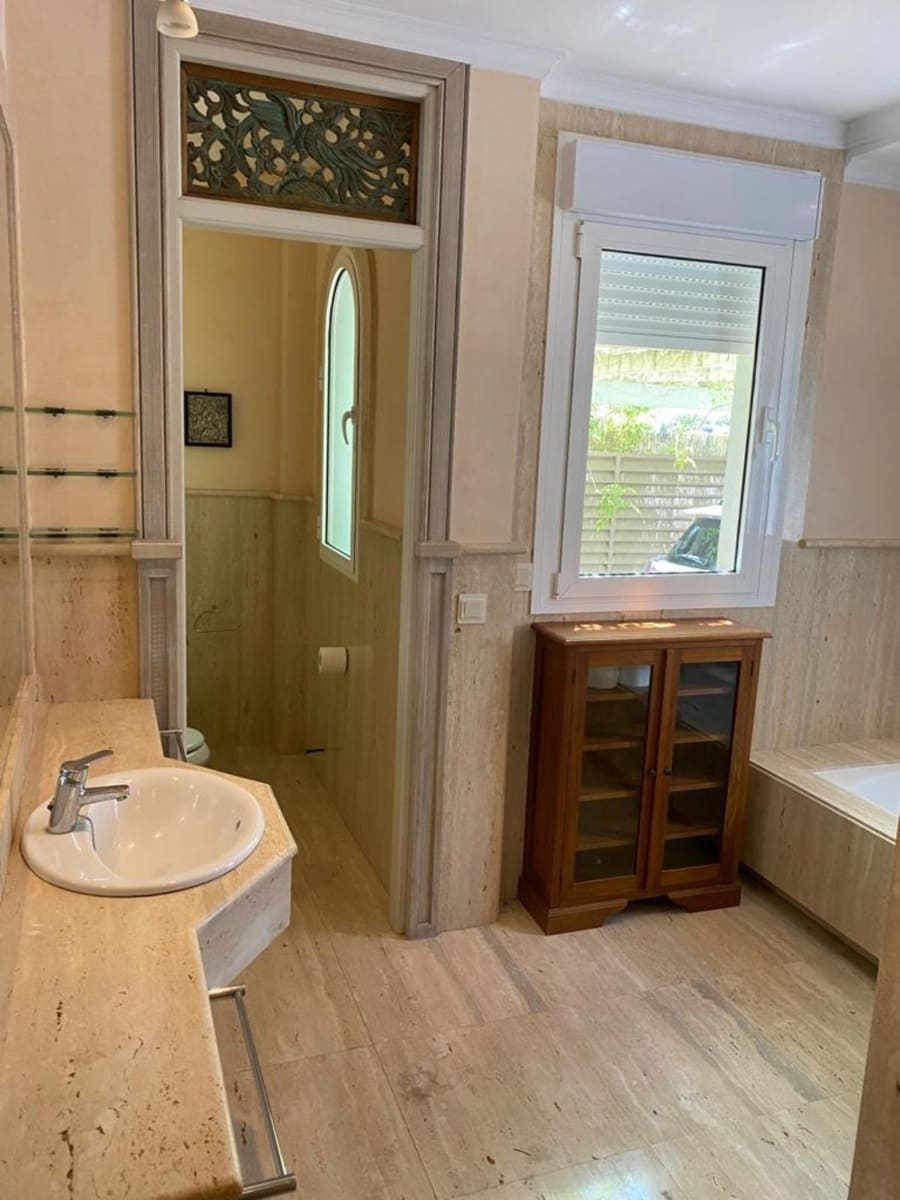 6 soverom Villa til salgs i Manilva med garasje - € 865 000 (Ref: 8210257)