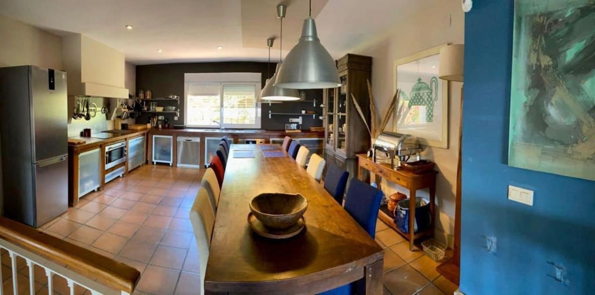 6 soverom Villa til salgs i Manilva med garasje - € 865 000 (Ref: 8210257)