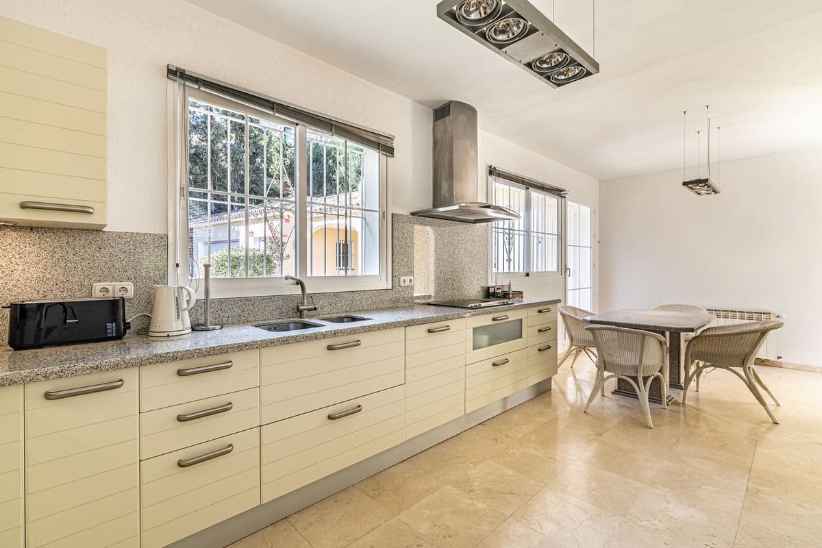 5 bedroom Villa for sale in Golden Mile - € 3,350,000 (Ref: 8216944)