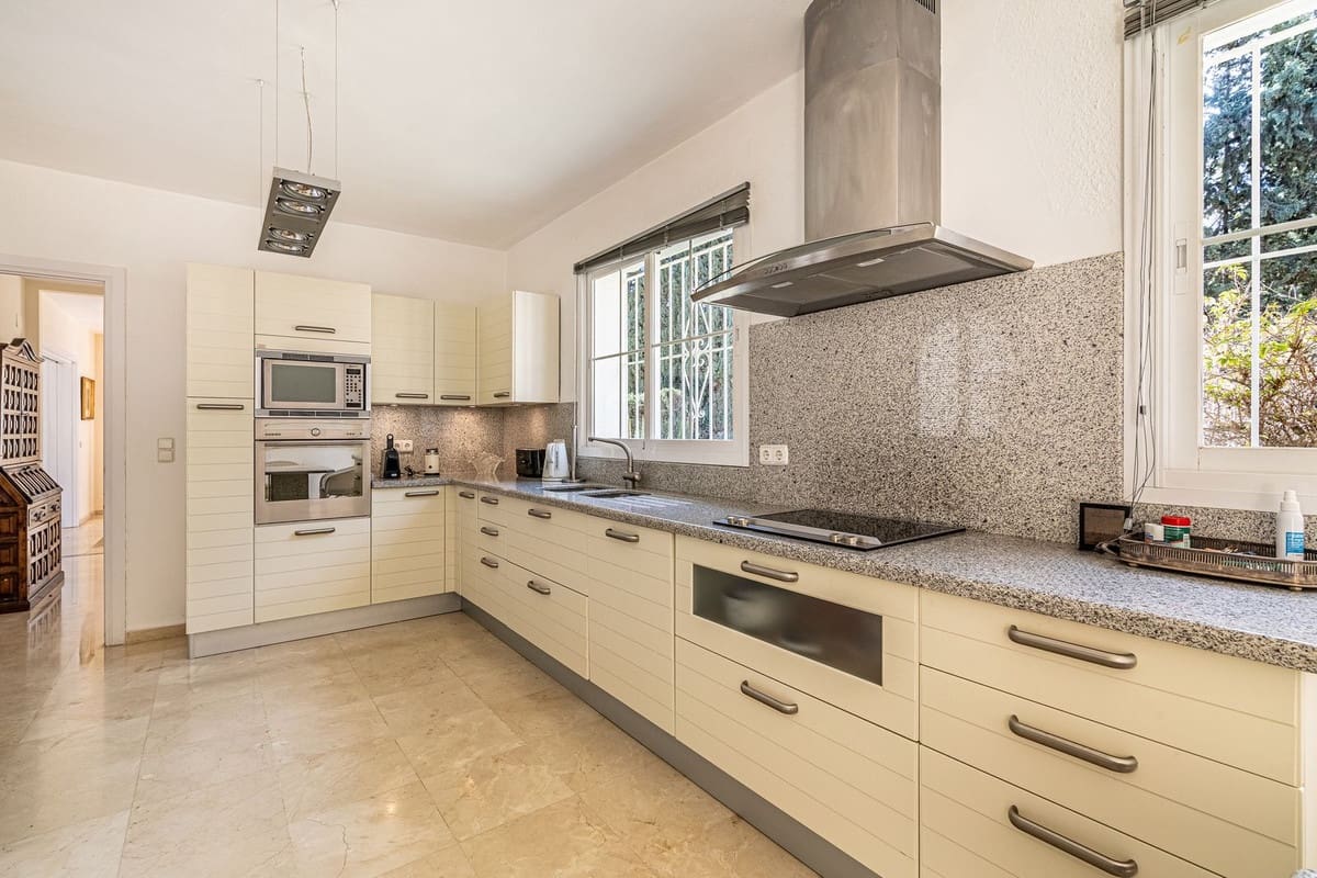 5 bedroom Villa for sale in Golden Mile - € 3,350,000 (Ref: 8216944)