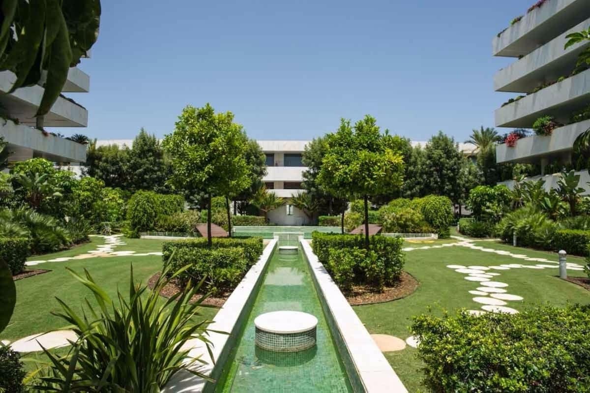 2 sypialnia Apartament na sprzedaż w Puerto Banus z garażem - 1 225 000 € (Ref: 8216955)