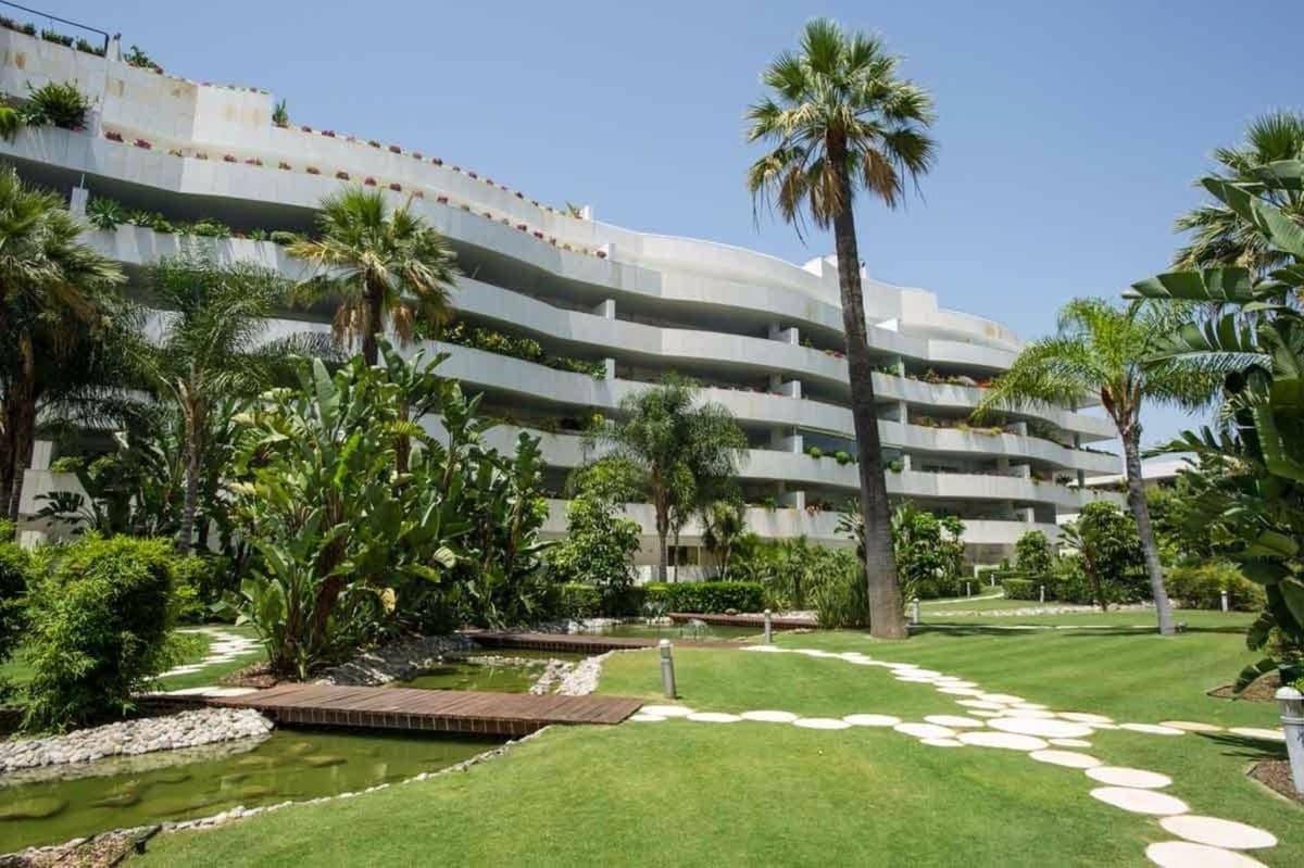 2 sypialnia Apartament na sprzedaż w Puerto Banus z garażem - 1 225 000 € (Ref: 8216955)