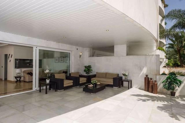 2 makuuhuone Huoneisto myytävänä paikassa Puerto Banus, Marbella mukana uima-altaan 
autotalli - 1 260 000 € (Ref: 8216955)