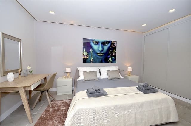 2 bedroom Apartment for sale in Puerto Banus, Marbella - € 830,000 (Ref: 8216976)