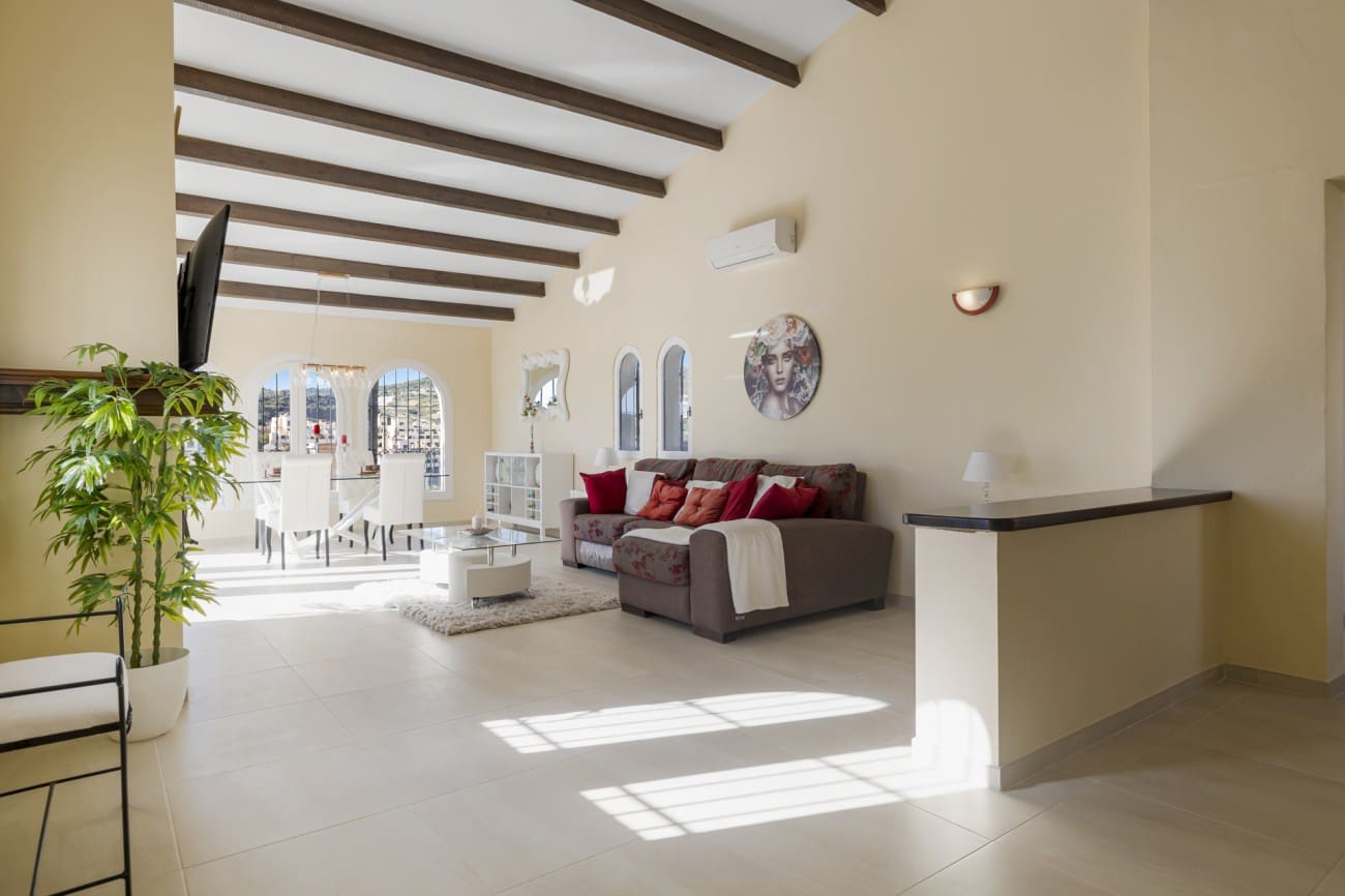 4 bedroom Villa for sale in Estepona with pool - € 890,000 (Ref: 8230294)