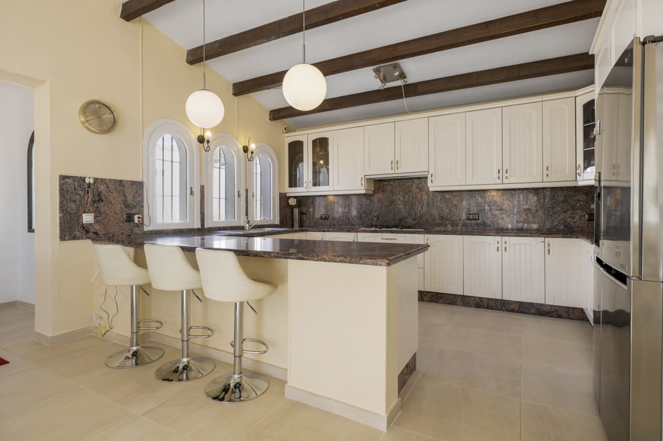 4 bedroom Villa for sale in Estepona with pool - € 890,000 (Ref: 8230294)