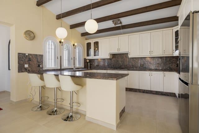 4 bedroom Villa for sale in Estepona with pool - € 890,000 (Ref: 8230294)