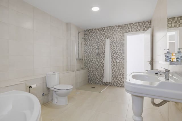 4 bedroom Villa for sale in Estepona with pool - € 890,000 (Ref: 8230294)