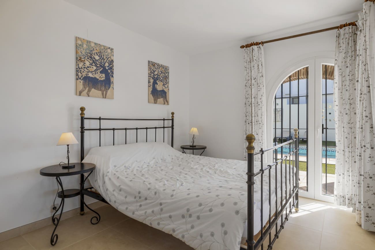 4 bedroom Villa for sale in Estepona with pool - € 890,000 (Ref: 8230294)