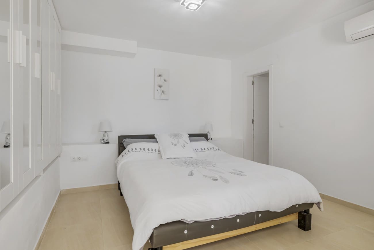 4 bedroom Villa for sale in Estepona with pool - € 890,000 (Ref: 8230294)