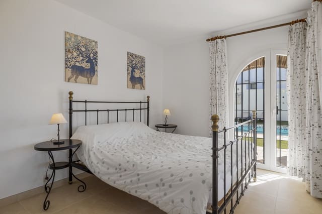 4 bedroom Villa for sale in Estepona with pool - € 890,000 (Ref: 8230294)