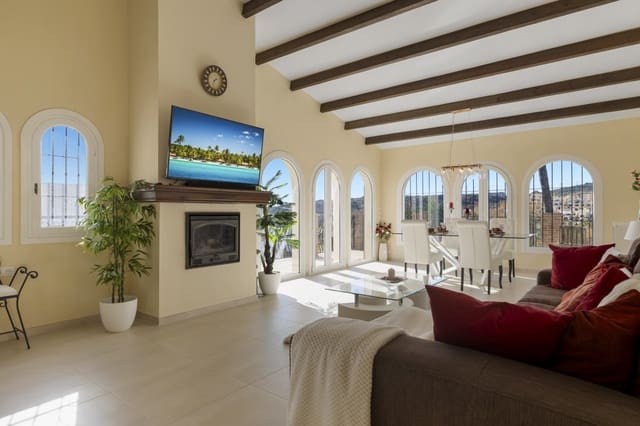 4 bedroom Villa for sale in Estepona with pool - € 890,000 (Ref: 8230294)
