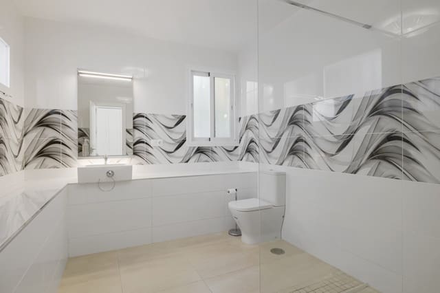 4 bedroom Villa for sale in Estepona with pool - € 890,000 (Ref: 8230294)