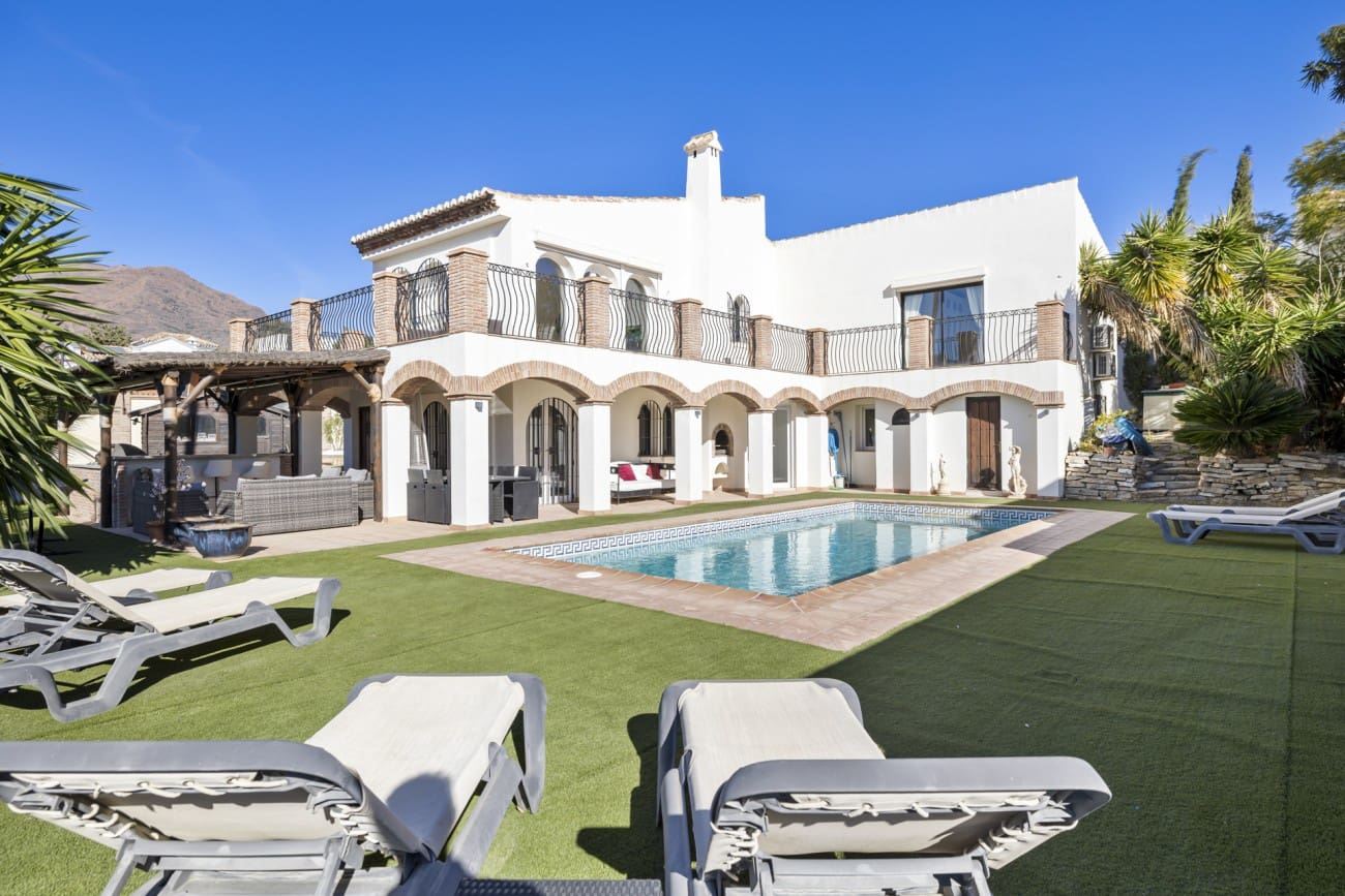 4 bedroom Villa for sale in Estepona with pool - € 890,000 (Ref: 8230294)