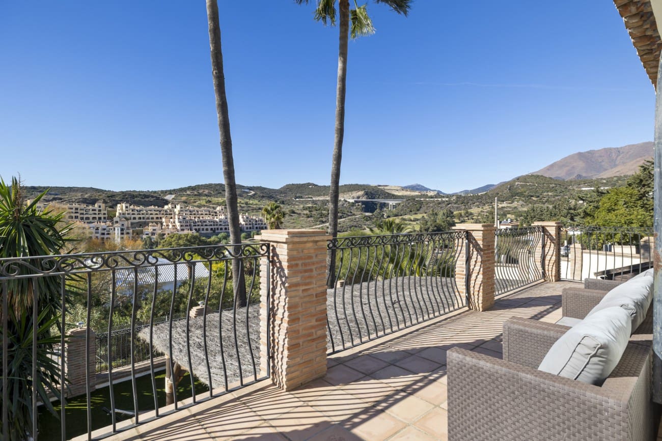 4 bedroom Villa for sale in Estepona with pool - € 890,000 (Ref: 8230294)