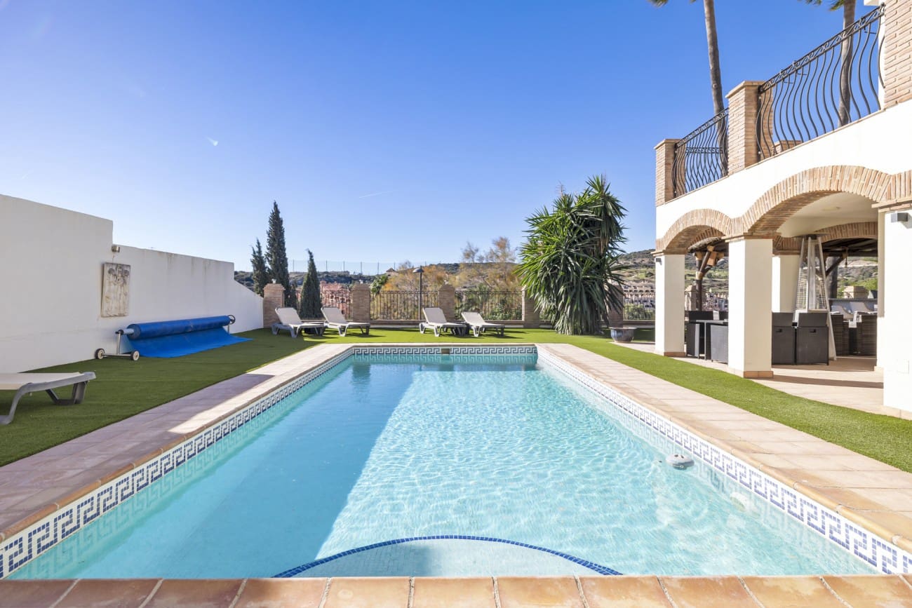 4 bedroom Villa for sale in Estepona with pool - € 890,000 (Ref: 8230294)