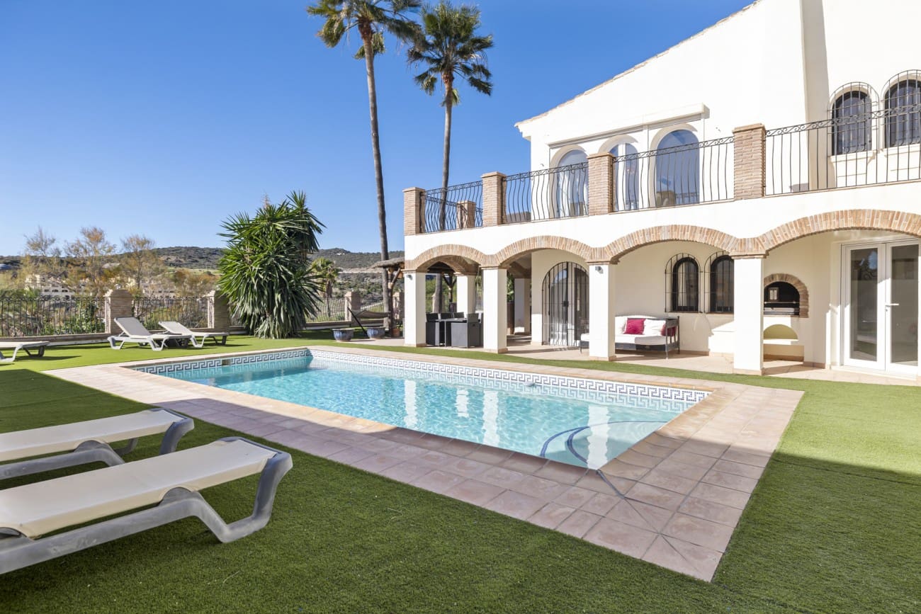 4 bedroom Villa for sale in Estepona with pool - € 890,000 (Ref: 8230294)