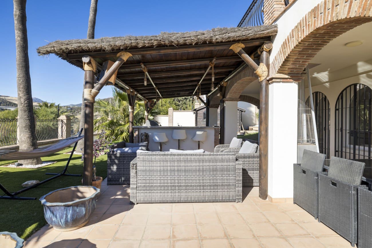 4 bedroom Villa for sale in Estepona with pool - € 890,000 (Ref: 8230294)