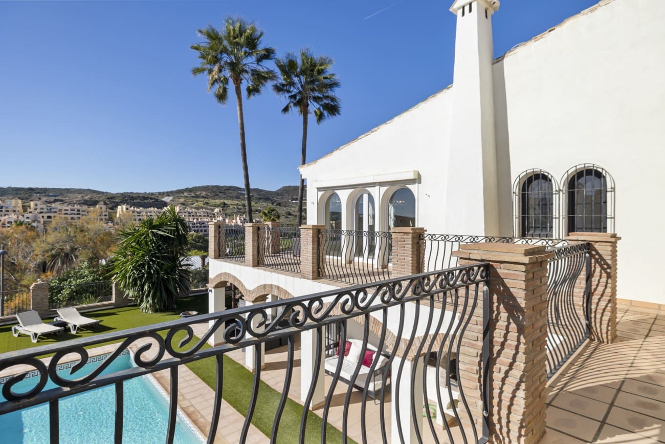 4 bedroom Villa for sale in Estepona with pool - € 890,000 (Ref: 8230294)