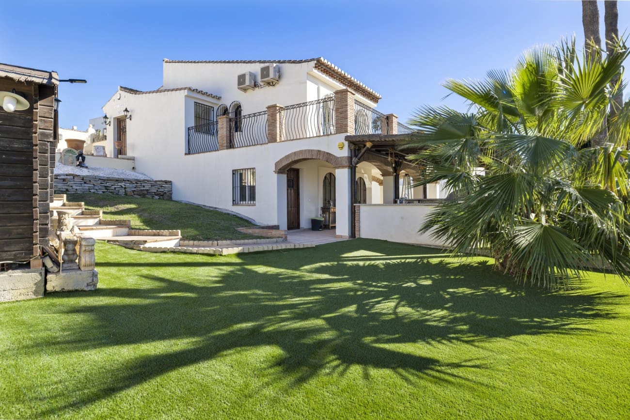 4 bedroom Villa for sale in Estepona with pool - € 890,000 (Ref: 8230294)